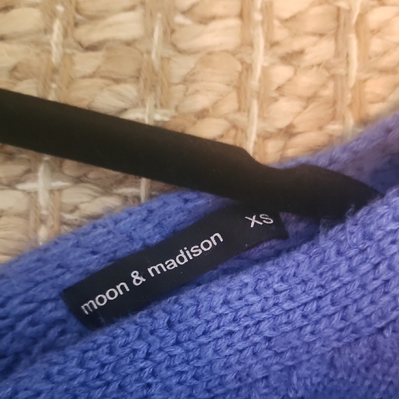 Blue Cable Knit Women's Sweater - Picture 2 of 4